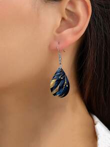 1 par de pendientes colgantes de cuero PU con estampado de plumas azul y dorado, elegantes y de gota de agua, livianos, joyas de moda de lujo para fiestas y uso diario, regalos de moda para el Día de la Madre, Navidad y cumpleaños - Multicolor - Ver 2