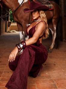 Cowboy Rodeo Set: Wide Leg Pants And Cropped Top With Fringe And Buckle. (Keywords: Cowboy Set, Rodeo Set, Festival Set, Western Set, Brown Set, Two-Piece Set, Women's Set, Pants And Top Set, Wide Leg Set, Palazzo Set, Set With Fringe, Set With Buckle, Cropped Set, High Waist Set, Fitted Set, Shaping Set, Elegant Set, Sophisticated Set, Modern Set, Stylish Set, Luxury Set, Glamour Set, Exclusive Set, New Release Set, Premium Set, High Quality Set, Set With Elastane, Comfortable Set, Soft Set, Breathable Set, Versatile Set, Timeless Set, Durable Set, Ready To Ship Set, Slim Fit Set, Quality Set, Detailed Set, Urban Set, Streetwear Set, Night Set, Party Set, Show Set, Arena Set, Cowgirl Set, Summer Set, Winter Set, Autumn Set, Spring Set, Earth Tones Set, Country Formal Set) - Burdeos - Ver 3