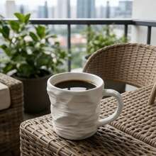 1 chiếc cốc sứ thiết kế tối giản với họa tiết giấy nhàu, màu đen trắng, kiểu dáng bất đối xứng, thích hợp cho gia đình và văn phòng. - trắng - Xem 1