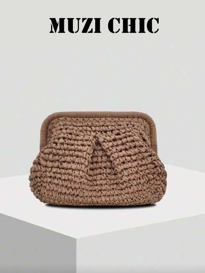 Chiếc túi đan rơm màu kaki mới năm 2026 này có kiểu dáng đơn sắc, hoàn hảo để đeo vai, xách tay hoặc đeo chéo. Túi có dây xích kim loại có thể tháo rời, thiết kế khóa nhẹ và tiện dụng, kết hợp giữa phong cách và tính thực tiễn. Lý tưởng cho vẻ ngoài thoải mái, sẵn sàng cho kỳ nghỉ, hoàn hảo cho việc mua sắm, du lịch và những buổi dạo chơi thư thái.