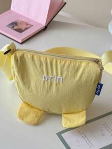 1 chiếc túi đeo chéo vải in chữ, có khóa kéo, kiểu dáng thường ngày, phù hợp cho cả bé trai và bé gái, sử dụng được quanh năm. - A - Xem 10