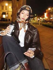 1条佩斯利花纹70厘米棕色方巾，女士时尚大号手帕头巾，可用作腰带、包装装饰、丝带、发带或头巾。 - 棕色 - 查看 5