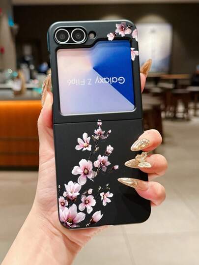1pc Fashionable And Minimalist Skin Feel PC Material Cute And Minimalist Plum Blossom Flower Element Folding Phone Case, Can Protect And Prevent Falling For: SamsungGalaxy Zflip 3/Zflip 4/Zflip 5/Zflip 6/Zflip 7/ Find N3 Flip/ Razr 50 Ultra/ Razr 60 Ultra/ Razr 60/ Razr 50/XiaomiMIX Flip/Galaxy Z Flip7 FE