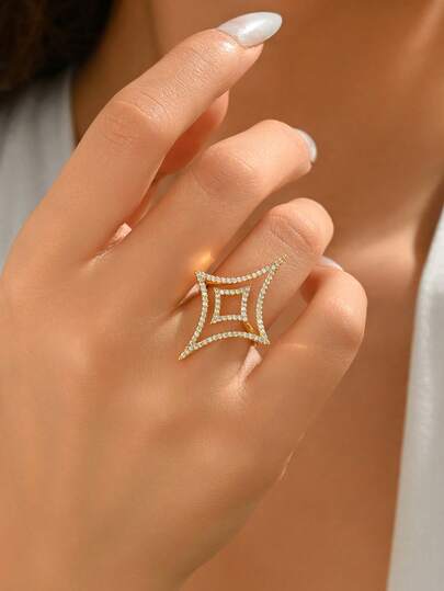 1枚小众设计星形戒指，适合女性日常佩戴、拍照和外出。