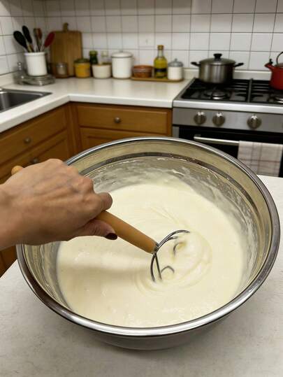 Máy trộn bột kiểu Đan Mạch, tay cầm bằng nhựa, thích hợp để nhào bột, dụng cụ thiết yếu trong nhà bếp, kèm que đánh bột bằng thép không gỉ 33cm và dụng cụ vét bột.