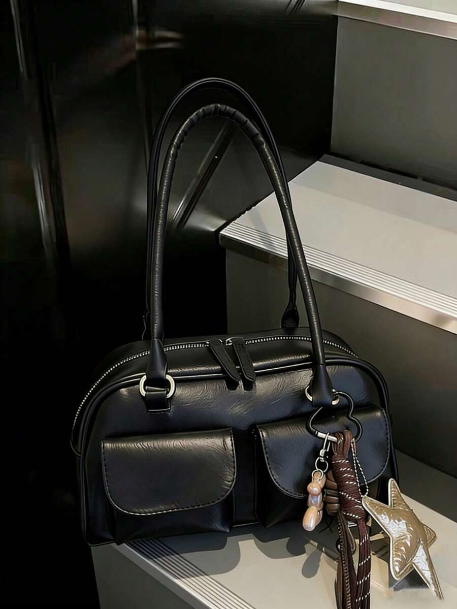 这款时尚经典的女士单肩包采用双提手设计，外形灵感源自保龄球。简约而不失容量，是一款时尚的通勤包。包身采用PU材质，并饰有金色星星吊坠，非常适合旅行、购物、通勤以及各种场合。它也是馈赠亲朋好友的绝佳礼物。 - 黑色 - 查看 1