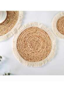 1 tấm lót bàn có tua rua, thảm tròn cách nhiệt bằng rơm đan với viền hoa. - Xem 5