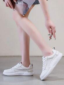 Zapatillas de cuero blancas huecas de moda - Ligeras, antideslizantes, zapatos casuales adecuados para el estilo callejero y el paseo diario - Blanco - Ver 3