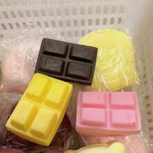 4槽巧克力慢回弹牛奶香味挤压玩具，MEIJII巧克力慢回弹挤压玩具，PU软湿慢粘逼真PU巧克力慢回弹手指玩具礼品，（随机包装）柔软粘稠的质地带来放松体验。按压时轻柔回弹，缓解压力。采用逼真的面包和蛋糕造型。 - 彩色 - 查看 4
