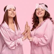 Bộ đồ ngủ spa 12 món dành cho nữ, bao gồm 2 băng đô spa màu hồng, 2 mặt nạ ngủ màu hồng, 2 dây buộc tóc nhung màu hồng, 2 gương màu hồng, 2 lược, 2 túi trang điểm trong suốt. - nhiều màu - Xem 2