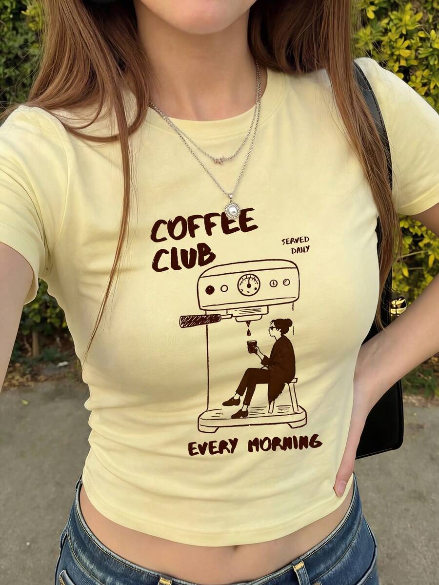 Camiseta cropped feminina de manga curta - Estampa "Coffee Club Every Morning" e desenho de cafeteira, estética minimalista para amantes de café, blusa cropped macia e respirável com gola redonda, ideal para tomar café, encontros, ir ao trabalho, brunch de fim de semana e looks casuais de verão.