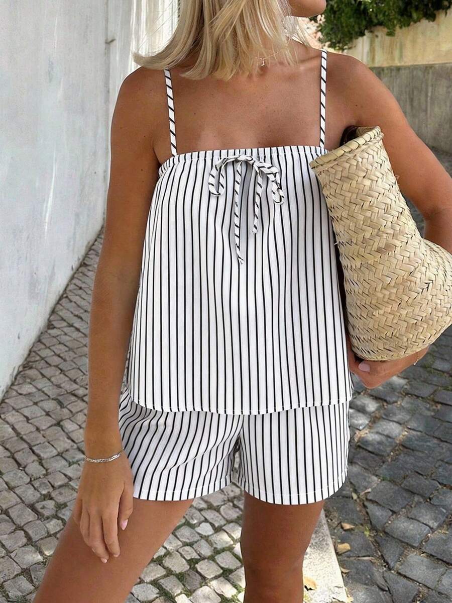 Vaiaye 女士黑白条纹无肩带/吊带上衣和短裤两件套，夏季休闲海滩度假装 - 杏色 - 查看 1