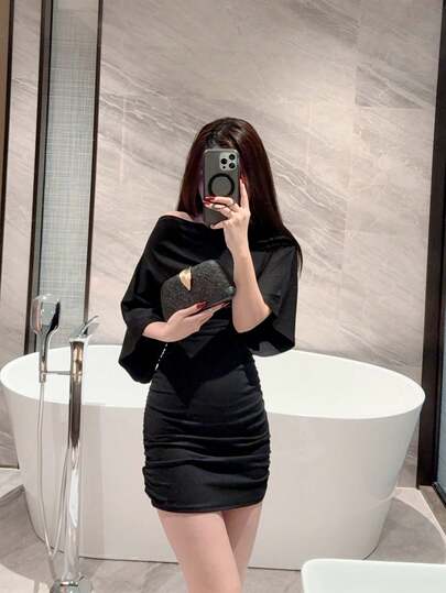 月光之夜手拿包，黑色复古树叶图案装饰，适合搭配女士连衣裙、旗袍、晚礼服，时尚优雅，是正式场合、派对、婚礼和鸡尾酒会的理想之选。