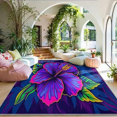 Alfombra de terciopelo con hibisco vibrante, textura suave y esponjosa, con colores contrastantes de morado y azul que exudan una vibra alegre. Adecuada para la sala de estar, alquiler vacacional y espacios comerciales, antideslizante y cálida, que muestra una atmósfera de vacaciones tropicales