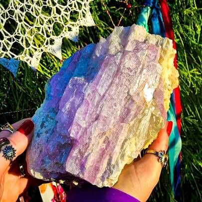 1 pieza Espécimen mineral único de piedra de turmalina con flor de ciruelo - Regalo perfecto para la familia y los amigos en días festivos.