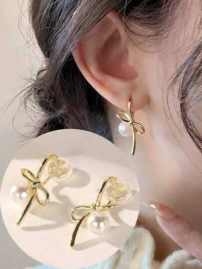 1对时尚新款仿珍珠蝴蝶结铜耳环，蚊香盘耳夹设计，优雅显瘦，适合日常佩戴和节日送礼