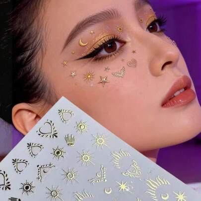 1 miếng dán mặt hình ngôi sao và mặt trăng màu vàng kim loại tinh tế, dễ dàng tạo nên vẻ ngoài trang điểm sang trọng cho các lễ hội âm nhạc, biểu diễn sân khấu và các bữa tiệc.