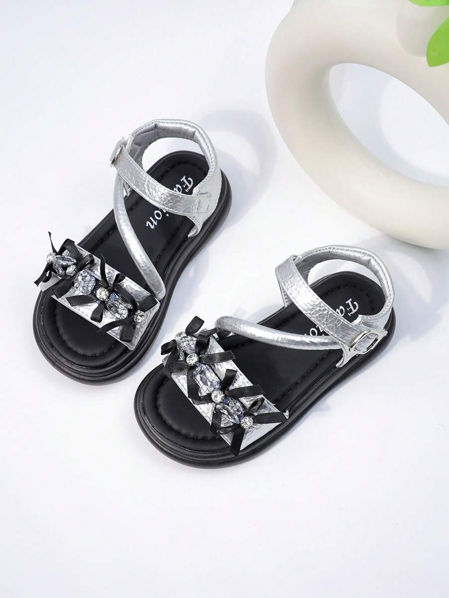 女童凉鞋，新款夏季儿童蝴蝶水钻休闲平底凉鞋，幼儿及小童软底厚底花朵露趾沙滩鞋 - 銀色 - 查看 1