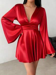 Elegante vestido mini ajustado con escote en V, espalda descubierta, manga larga, volantes y torsión, versátil y estilizante para fiesta en rojo - Rojo - Ver 4