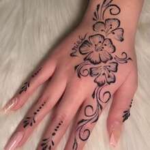 1pc Fashionable Washable Vintage Floral Henna Temporary Tattoo, Waterproof Long-Lasting Faux Hand Back Black & Gray Floral Tattoo Sticker, Suitable For People - Black - View 3