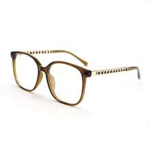 1 chiếc kính đọc sách gọng lớn thời trang, trang trí bằng dây xích vàng ở hai bên càng kính, tôn dáng khuôn mặt, có màu đen/nâu, phù hợp cho công sở và đi làm hàng ngày. - Màu nâu - Xem 15