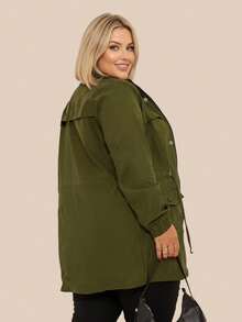 Plus Size Winter Overcoat In Bengaline Fabric With Drawstring, Zipper, And Button Closure. This Winter Parka Coat/Blouse Is Perfect For Sizes G1, G2, And G3. - 軍綠色 - 查看 6