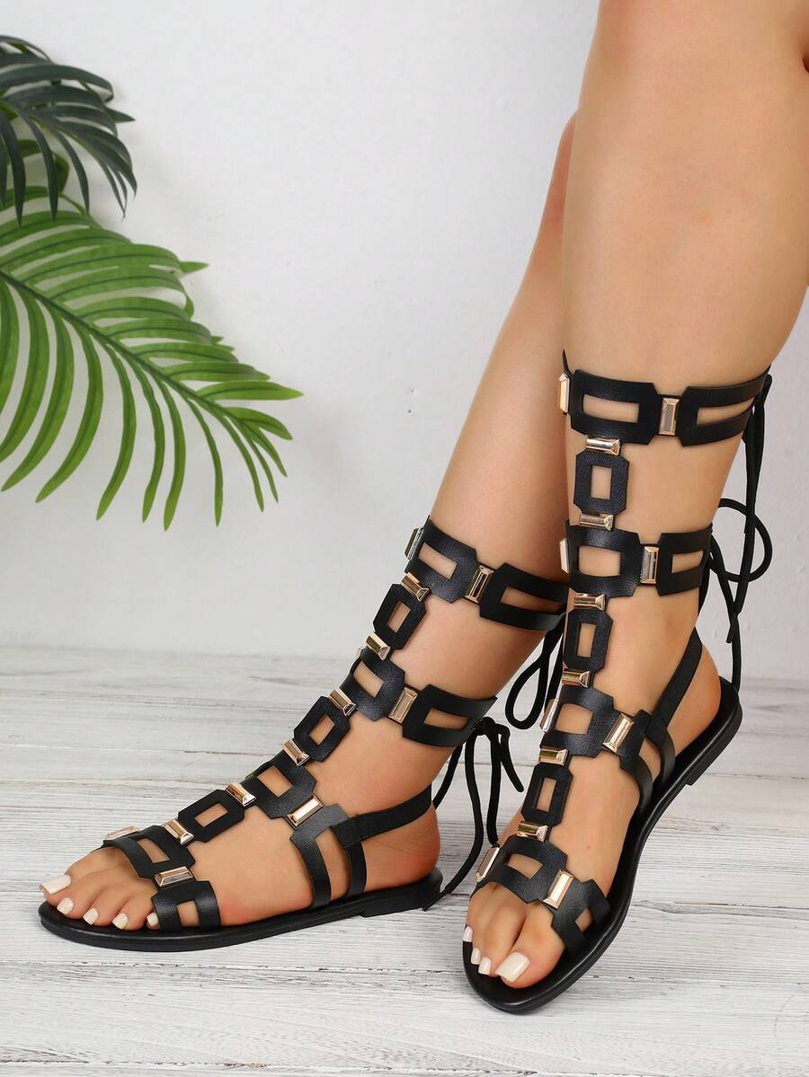 Mẫu sandal mùa hè mới về: Cao cổ, buộc dây, thiết kế rỗng mũi, đính đinh tán, quai gót mềm mại, thời trang và thanh lịch kiểu La Mã.
