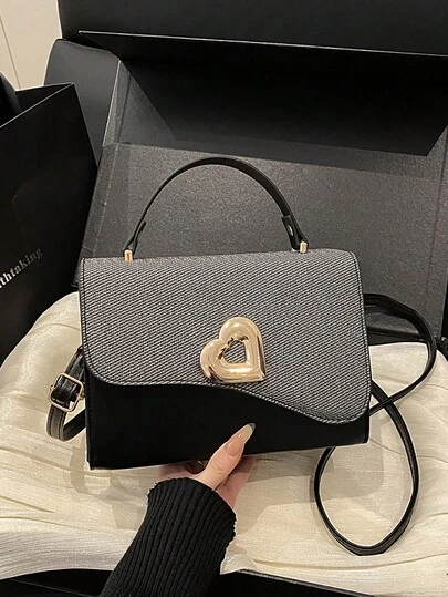 Nova bolsa transversal mini retrô com alça superior, detalhe de fecho metálico, abertura com aba, alça de ombro longa ajustável, pequena capacidade, leve e minimalista.