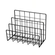 Giá để thư từ, sách, bưu thiếp, tờ rơi và các vật dụng khác bằng lưới kim loại 3 tầng, thích hợp để sắp xếp thư từ, sách báo, bưu thiếp, tờ rơi và các vật dụng khác. - Hộp đựng phong bì ba ngăn - Xem 9