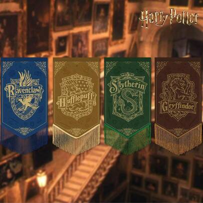 Harry Potter 1 lá cờ nhà kiểu cổ điển có tua rua, thể hiện màu sắc đặc trưng của bốn nhà, với họa tiết vàng tinh tế và tua rua cổ điển, lý tưởng cho người hâm mộ, hoàn hảo để trang trí phòng, tiệc theo chủ đề và các lễ kỷ niệm [Sản phẩm được cấp phép chính thức]