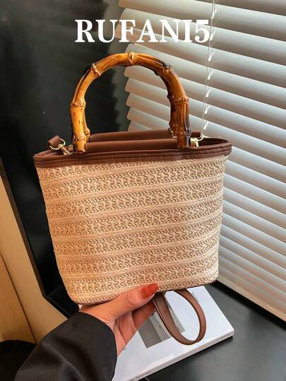 时尚新款撞色拼接草编仿竹设计手提包，无挂饰，休闲百搭的沙滩度假风斜挎包，适合购物、装钱包、年轻女性、大学生、职场新人及白领人士。也非常适合办公室、大学、工作、商务、通勤、户外活动、旅行和郊游等场合。