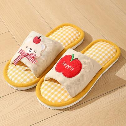Dép đi trong nhà màu vàng ấm áp kẻ caro, thêu hình gấu nháy mắt và quả táo vui vẻ, đế mềm chống trơn trượt, trang trí nhà cửa ấm cúng.