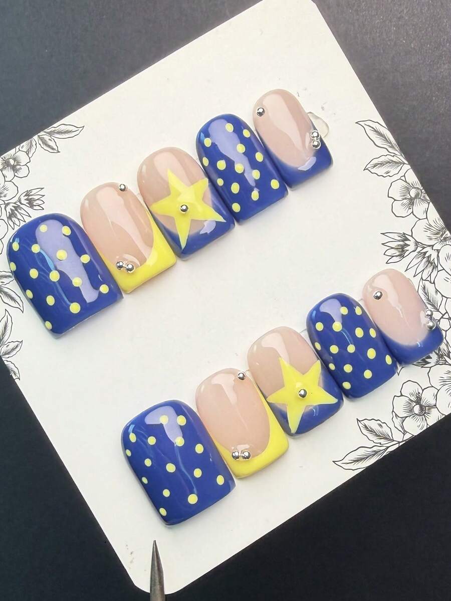 Bộ 10 móng giả phong cách Y2K Baddie, hình vuông ngắn, làm thủ công, màu nude, xanh dương, vàng với các họa tiết Pháp, chấm bi, ngôi sao năm cánh, đinh tán, phù hợp cho phụ nữ và bé gái, móng giả bóng bẩy cho tiệc tùng, khiêu vũ, sử dụng hàng ngày, kèm bộ dụng cụ (màu phụ kiện ngẫu nhiên). - Nhiều màu - Xem 1
