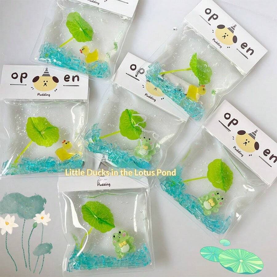 这款创意组合设计玩具，融合了青蛙和小鸭的造型，采用优质慢回弹材料制成，触感光滑柔和，质地细腻。清新雅致的色调带来轻柔舒适的体验，兼具装饰魅力和舒缓的触感感受。