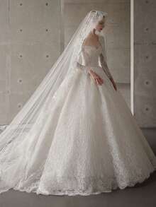 Elegant Ball Gown Wedding Dress For Women, Off-The-Shoulder Sweetheart Neckline Long Sleeve Lace Bridal Gown With Intricate Floral Lace Appliqué, Floor-Length Chapel Train Scalloped Lace Edge Tulle Wedding Dress, Perfect For Church Wedding, Garden Wedding, Formal Wedding, Spring, Summer, Fall, Winter, Bridal Shower, Engagement Party, Wedding Reception, Bridal Photoshoot - 白色 - 查看 2