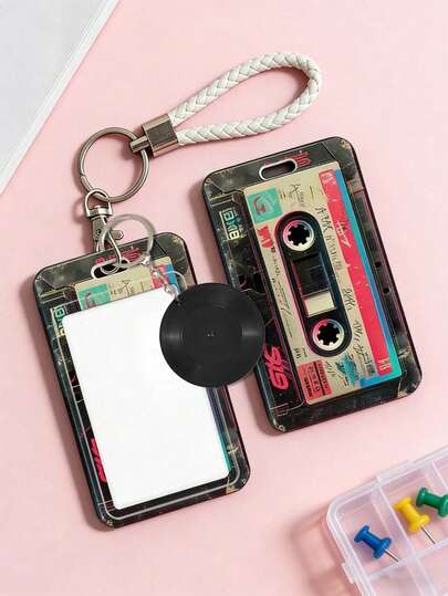 Funda de tarjeta con diseño de casete retro con colgante de disco, mecanismo deslizante, cordón antiperidida, soporte resistente para tarjeta de identificación, bolsa de tarjeta nostálgica vintage con almacenamiento protector, se adapta a tarjeta de estudiante/autobús/tarjetas, estuche para tarjeta resistente a golpes y rayones, accesorio esencial de transporte de fácil acceso, regalo perfecto de nostalgia para amantes de lo retro/coleccionistas/adolescentes, uso diario para escuela/trabajo/viajes/compras, necesidad estudiantil, pequeño regalo de intercambio de regreso a la escuela, los mejores accesorios para viajar