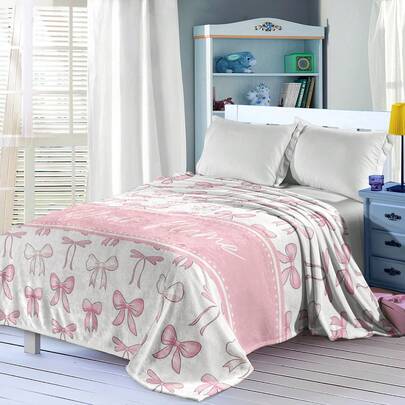1 pătură de flanel personalizată, poate fi personalizată cu nume, poreclă, număr norocos, stil Sweet Girl, cu element papion, asociată cu imprimare digitală artizanală, textură moale și prietenoasă cu pielea. Poate fi folosită ca husă de canapea, pătură de pat sau pătură de pui de somn, versatilă pentru toate anotimpurile, potrivită și ca cadou personalizat pentru ziua de naștere, aniversare, casă nouă și alte ocazii.