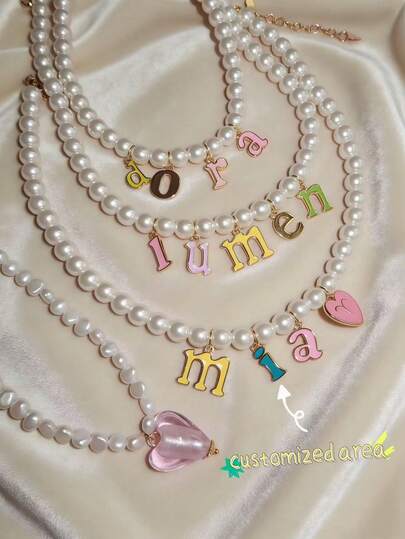 Dây chuyền khắc tên theo yêu cầu, dây chuyền ngọc trai chữ cái nhiều màu sắc, dây chuyền tên cá nhân hóa, mặt dây chuyền chữ cái tráng men thiết kế độc đáo. Dây chuyền dễ thương và thời trang.