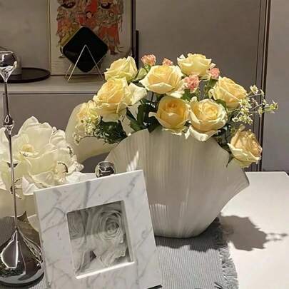 1pc Minimalist Plastic White Shell Vase, 1pc Random Color Practical Cleaning Cloth, Minimalist & Elegant Shell Vase Suitable For Artificial Flowers, Home, Office Desk, Bedside Table, Bookshelf, Dining Table Floral Decor