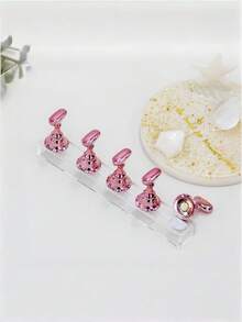 2 Bộ (Tổng cộng 10 món) - Bộ giá trưng bày nghệ thuật vẽ móng, Bộ giá đỡ thực hành vẽ móng (Chỉ đế), Giá vẽ móng nghệ thuật, Khay tay thực hành vẽ móng, Giá trưng bày móng đã sơn sẵn, Kệ trưng bày móng nghệ thuật, Bộ dụng cụ làm móng tại nhà dành cho người mới bắt đầu (Màu hồng) - Nhiều màu - Xem 2