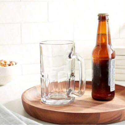 Sechs übergroße, verdickte Bierkrüge aus klarem Glas mit bequemen Henkeln, abgerundeten Rändern und schwerem, rutschfestem Boden. Diese Becher sind groß, hitzebeständig, sturzsicher und stoßfest und somit ideal für Zuhause, Bar, Restaurant, Partys oder Grillabende. Diese Becher sind vielseitig einsetzbar und ein tolles Geschenk für Freunde und Väter. Diese leicht zu reinigenden Weingläser eignen sich perfekt für Hochzeiten.