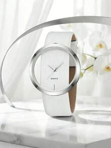 两件套礼盒：简约温柔风格女士石英腕表（银白色表圈，白色皮表带）和珍珠水钻开口手镯。腕表采用超薄超大简约表盘，饰以精致的竖条纹纹理，与白色皮表带和仿珍珠水钻手镯完美搭配。 - 白色 - 查看 5