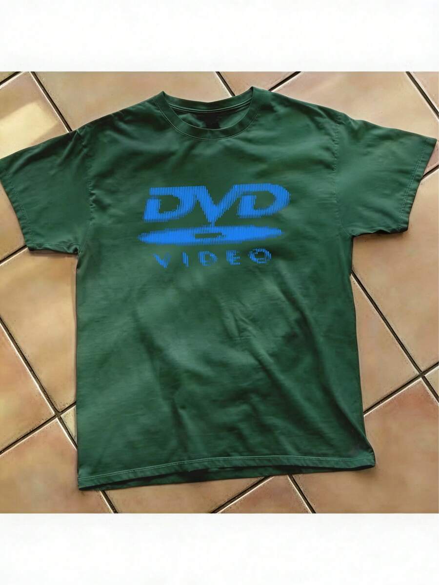 [100% Cotton] DVD Video Nostalgic Green Logo Vintage Gaming Print T-Shirt 2000s Aesthetic Retro Summer Shirt - Unisex Women & Men's Campus Daily Wear - 墨綠色 - 查看 1