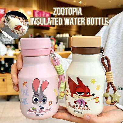 Bình giữ nhiệt Judy Rabbit bằng thép không gỉ 316 dung tích 480ml, giữ nhiệt lâu dài, thiết kế hai ngăn uống, nắp bật một chạm, ống hút mềm có thể tháo rời, thân bền chắc, dễ tháo lắp và vệ sinh, dây đeo điều chỉnh được, phối màu tinh tế, đóng gói riêng từng chiếc, thích hợp cho gia đình, văn phòng, ngoài trời, du lịch, thể thao, món quà lý tưởng cho người hâm mộ phim hoạt hình, người hâm mộ phim ảnh, người yêu thích Judy Rabbit, gia đình, bạn bè, đồng nghiệp.