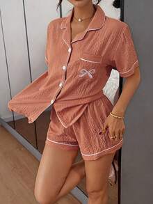 Dreamivo Ensemble de pyjama avec col à volants à broderie en forme de nœud, Top avec col boutonné et shorts confortables - Rose saumon - Voir 6