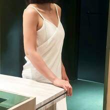 这款时尚舒适的浴袍采用轻盈弹力面料制成，由棉纱织成，既可裹身，也可作浴巾使用。它速干，非常适合用作沙滩巾——能够舒适地覆盖全身，长度也足够轻松展开。 - 白色 - 查看 7