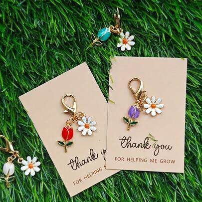 这套五件套饰品包括郁金香雏菊钥匙扣、郁金香包包挂饰、雏菊包包挂饰、向日葵包包挂饰、雏菊包包配饰、彩色花卉包包挂饰、链条包包挂饰和女士包包挂饰。套装内含一张“感谢你的成长”贺卡，是生日、婚礼、教师节、父亲节、母亲节的绝佳礼物。它也是送给朋友的完美生日礼物，同时也是理想的包包挂饰和汽车钥匙链。