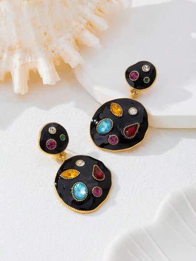 一对时尚精致的海蓝色釉面夸张耳环，镶嵌彩色仿宝石，适合女性日常佩戴、参加派对和外出活动。