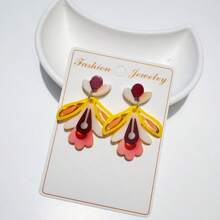 1 par de pendientes con colgante de impresión acrílica brillante y de alta definición con diseño floral artístico sobre fondo amarillo, adecuado para vestidos femeninos o atuendos casuales dulces, accesorio de joyería versátil para uso diario, vacaciones o regalo durante todo el año - pendientes - Ver 3