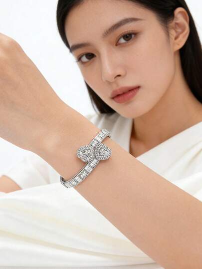 1件金色女士手链，嘻哈风格水钻奢华心形手镯，时尚珠宝礼物，适合情人节、母亲节。